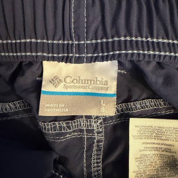 Never Worn Columbia Women’s Dark Blue Cargo Shorts with Belt - Picture 3 of 4